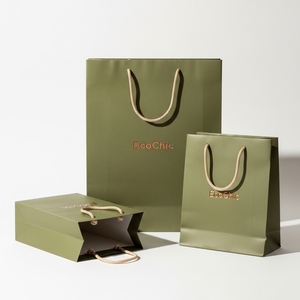 ถุงกระดาษอาร์ตพิมพ์ลายตามสั่ง เคลือบด้านหรูหรา ย่อยสลายได้ เป็นมิตรกับสิ่งแวดล้อม รีไซเคิลได้ พร้อมหูหิ้วทันสมัย สำหรับบรรจุภัณฑ์ของขวัญและขายปลีก - Product Image 6