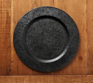 Plato de metal repujado decorativo para mesa de comedor, ideal para bodas, banquetes y decoración de eventos de lujo. - Product Image 5