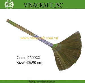 Balai d'herbe de tigre naturel avec manche long en bois coloré et en plastique pour usage domestique au sol et pelle à poussière - Product Image 2