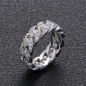 Anillo de diamante moissanita hecho a mano con engaste de cuatro puntas para joyería nupcial disponible a un precio razonable desde India. - Product Image 5