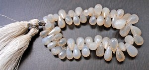 ลูกปัดหินแคลเซโดนีสีขาวธรรมชาติทรงหยดน้ำเจียระไนแบบเหลี่ยม สำหรับทำเครื่องประดับแฮนด์เมด - Product Image 3