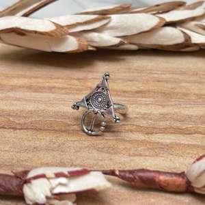 Bague géométrique tribale en laiton pour femme, bijou ethnique tendance, design croix, finition argentée plaqué or 18 carats, vente en gros - Product Image 4