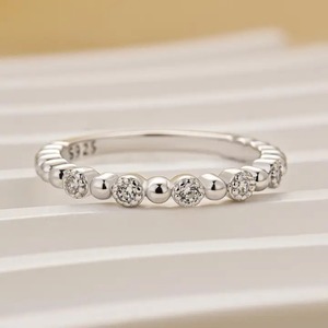 Anillo de Boda Clásico de Corte Redondo con Diamante Moissanite 925 para Mujer en Plata de Ley con Baño de Oro Blanco - Product Image 4