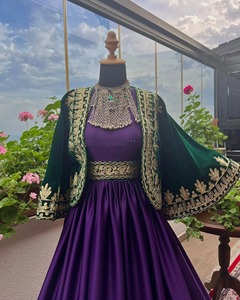 Robe traditionnelle afghane Kuchi pour femmes, robes décontractées, robe longue violette, boléro en velours vert, vêtements ethniques brodés de lourds motifs dorés - Product Image 6