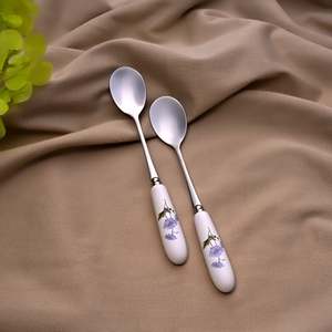 ชุดช้อนเซรามิกสำหรับของหวาน 2 ชิ้น ลายดอกเดซี่ สำหรับทานขนมหวาน - Product Image 1