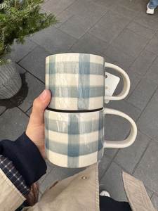 Taza de Cerámica con Puntos Negros, Diseño Minimalista, Hecha a Mano para el Té de la Tarde - Product Image 5