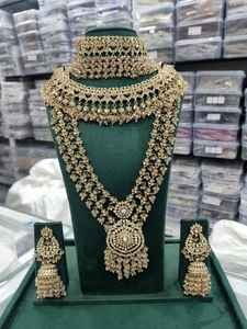 สร้อยคอทองชุบแบบดั้งเดิมประดับเพชรซิร์คอน ดีไซน์ระฆัง สำหรับงานแต่งงานของผู้หญิง ยี่ห้อ DHANLAXMI - Product Image 4