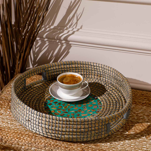 Plateau de service ovale en rotin tressé avec base en mosaïque de nacre florale colorée, disponible à prix de gros. - Product Image 5