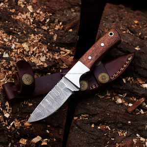 Cuchillo Hecho a Mano con Hoja Fija de Acero de Damasco, Borde Parcialmente Dentado, Mango de Madera, Duradero, Ligero, Multifuncional y Fácil de Transportar - Product Image 1
