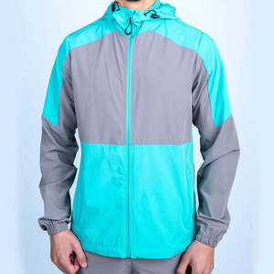 Veste d'hiver décontractée haut de gamme à capuche avec logo frontal, en tissu polyester durable et écologique pour une utilisation quotidienne en extérieur - Product Image 1