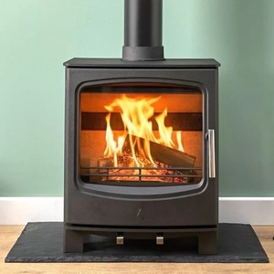 Estufa de Leña/Multicombustible Enya Flame de 5 kW con Pantalla Ancha - Product Image 1