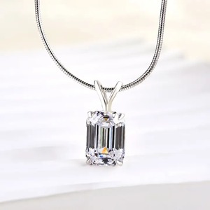 Collar con Corte Esmeralda de Moissanita 925 de Diseño Moderno en Oro Blanco de 18K con Certificado IGI y Claridad VVS para Mujer - Product Image 1