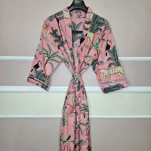 Kimono en soie recyclée de sari, vente en gros, vêtements d'intérieur de luxe, peignoir en soie douce, robe multicolore, robe de nuit, robe vintage indienne - Product Image 1