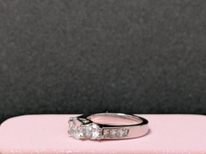Bague de fiançailles Lurba Jewels en moissanite taillée à trois pierres, or blanc massif 14 carats, sertie en canal, avec pierres latérales certifiées taille princesse - Product Image 5