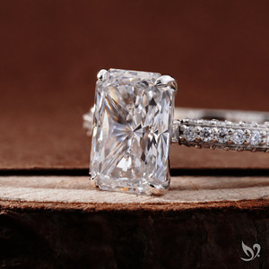 Anillo de compromiso con diamante cultivado en laboratorio de corte radiante de 2 quilates, rectangular alargado, con banda doble pavé, oro blanco de 10 quilates - Product Image 3
