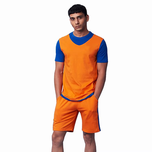 Conjunto de verano para hombre al por mayor, camiseta de dos colores y pantalones cortos con diseño y talla personalizados. - Product Image 1