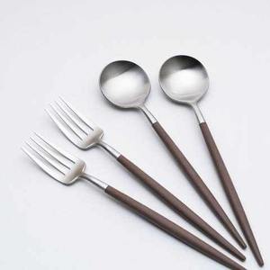 Ensemble de couverts en acier inoxydable avec manche en bois de qualité supérieure, cuillère et fourchette, vaisselle moderne pour hôtel, restaurant, maison - Product Image 2