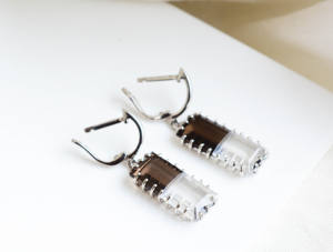 Boucles d'oreilles pendantes rectangulaires en quartz fumé et transparent Twilight Clarity avec un style tendance et à la mode pour femmes - Product Image 3