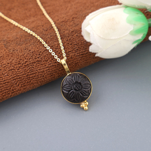 Collar minimalista con dijes de turquesa, cuarzo rosa, ónix negro, piedras preciosas redondas y colgante de flor tallada en oro de 18k. - Product Image 2