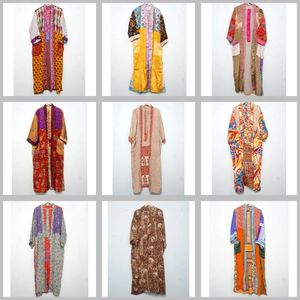 Robe de chambre kimono en soie indienne multicolore, style Kantha, vente en gros, vêtements de nuit faits main, patchwork, robe longue maxi - Product Image 1