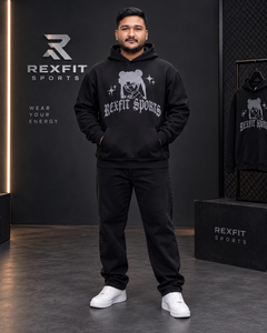 เสื้อฮู้ดพิมพ์ลายอนิเมะสีดำสำหรับผู้ชาย REXFIT SPORTS ทรงโอเวอร์ไซส์ สไตล์ลำลอง สตรีทแวร์ มีกระเป๋าหน้า ดีไซน์มีฮู้ด บริการ OEM 100% - Product Image 1