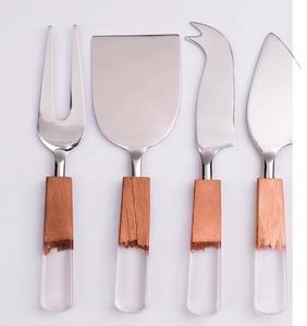 Juego de utensilios para queso de acero inoxidable con mangos de madera y agarre acrílico, utensilios de cocina duraderos para servir queso y uso en hoteles - Product Image 1