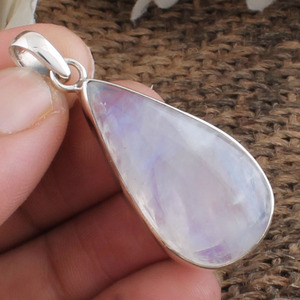 Collar de plata de ley 925 chapado en platino con colgante de piedra lunar arcoíris natural con engaste de bisel vintage, gema de fuego azul, hecho a mano - Product Image 1