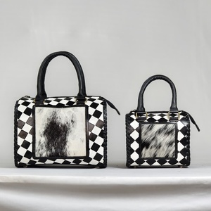 Bolsa de Viaje de Cuero Hecha a Mano de Lujo con Patrón de Diamantes y Panel de Piel de Vaca en Color Negro y Blanco - Product Image 6