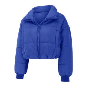 Veste matelassée personnalisée pour femme, bleu uni, manches longues, col montant, fermeture éclair, rembourrage épais en coton, longueur courte, pour l'hiver - Product Image 1