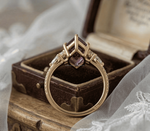 Anillo de lujo con diamantes pavé en oro de 18k, corte rombo, con piedras preciosas naturales de alta calidad: cuarzo rosa y amatista, para dama elegante. - Product Image 3