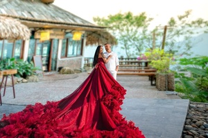 Vestido Largo de Satén Rojo con Hombros Descubiertos, Cola de Capilla, Decoraciones Florales y de Cristal, Estilo Romántico Vintage Ecológico - Product Image 3