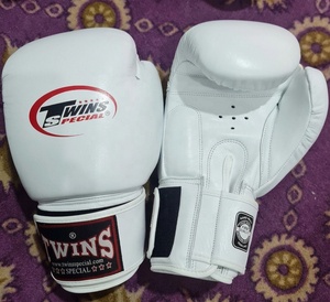 Gants de boxe pour sparring jumeaux, blancs, qualité supérieure, cuir PU léger, fermeture auto-agrippante, entraînement MMA Muaythai - Product Image 1