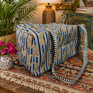Sac de voyage en coton matelassé à rayures bleues et imprimé léopard, sac de sport de grande capacité, léger, pour la gym, les voyages de week-end, les séjours de nuit - Product Image 1