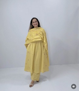 Conjunto de Kurta Elegante de 2 Piezas para Mujer, en Algodón Amarillo Tejido con Bordado, Corte Holgado, con Pantalones y Dupatta, para Uso Diario en Todas las Temporadas - Product Image 1