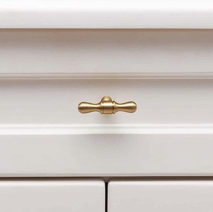 Poignée de meuble moderne en laiton en forme de T, design traditionnel, finition dorée, durable, pour commode, quincaillerie de cuisine, armoire de salle de bain - Product Image 1