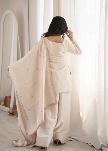 Ensemble de vêtements festifs pour femmes, tunique en soie romaine de luxe, pantalon Farshi, broderie Dori, bordure à sequins, écharpe, finitions cousues - Product Image 6