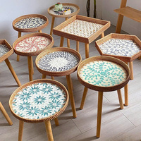 Table basse élégante et discrète de style bohème en rotin tressé, avec plateau incrusté de nacre et finition artisanale Wabi.