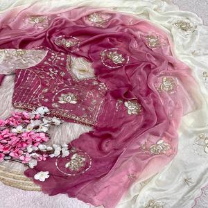 Sari tradicional de seda suave Fandy con bordes con trabajo de butta de gorrión y detalles de sari por toda la prenda, ideal para fiestas y Diwali. - Product Image 1