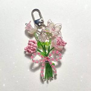 Porte-clés décoratif unique avec broderie perlée et artisanat fin pour cadeaux et souvenirs personnalisés - Product Image 4