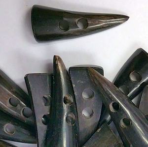 Botón de Cuerno de Búfalo Natural de 2 Agujeros, Estilo Moderno, para Abrigos, Chaquetas, Bolsos, Accesorio de Ropa Hecho a Mano y Ecológico - Product Image 1