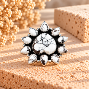 Anillo Ajustable con Borde de Corazón de Turquesa Wild Horse, Estilo Bohemio del Suroeste, Joyería Artesanal con Piedras Preciosas - Product Image 1