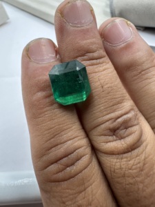 Émeraude naturelle zambienne taille octogonale 8,90 carats, pierre précieuse verte intense pour la fabrication de bijoux - Product Image 4