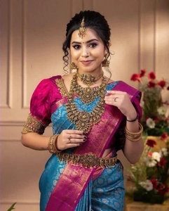 Sari en soie Banarasi au design unique, avec tissage jacquard lourd, idéal pour les mariages, les fêtes et les célébrations, disponible à prix avantageux. - Product Image 3