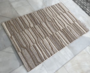 Tapis indien Aisha Fabs ROOTS en laine naturelle non teinte, tufté à la main, design abstrait, poils irréguliers, zones antidérapantes en latex, style moderne - Product Image 2