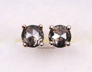 Boucles d'oreilles à clous en diamant |   Paire de boucles d'oreilles solitaires |   Boucles d'oreilles en diamant taille brillant |   Boucles d'oreilles minimalistes de style bohème plaquées or - Product Image 4