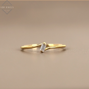 Anillo minimalista de diamantes baguette en oro amarillo con banda retorcida, proveedor de joyería nupcial para mujeres, regalo. - Product Image 1