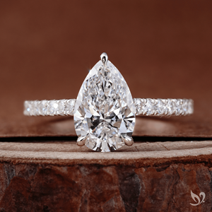 Bague de fiançailles élégante en or blanc 10K avec diamant de laboratoire en forme de poire de 2 carats, sertie pavé style cathédrale, certifiée IGI - Product Image 1