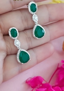 Hermosos pendientes largos de alta calidad con acabado plateado y piedras de circonita cúbica para mujeres y niñas, ideales para looks de noche y fiestas. - Product Image 2