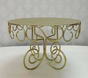 Support à gâteau rond en métal doré avec un design orné de motifs en spirale, fait à la main pour servir et décorer les gâteaux - Product Image 1