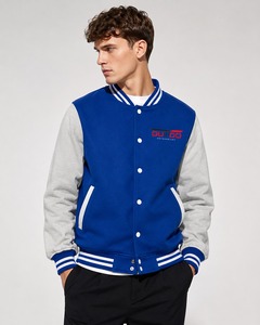 Veste de style universitaire élégante, conçue avec des matériaux de qualité supérieure, offrant un confort et une chaleur exceptionnels, et un look athlétique classique. - Product Image 1